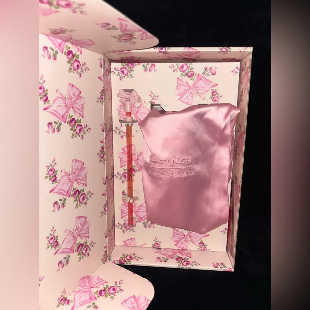 STANLEY X LOVESHACKFANCY HOLIDAY QUENCHER - 20oz in Rosa Beaux Pink -NEW in Box! - Picture 3 of 6